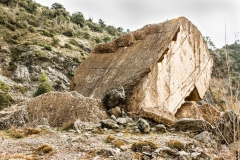 Élément du barrage charrié par la vague