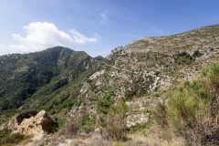 Chemin d'accès à Rocca Spavièra